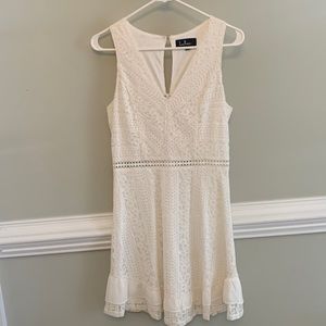 Lulu’s small white dress